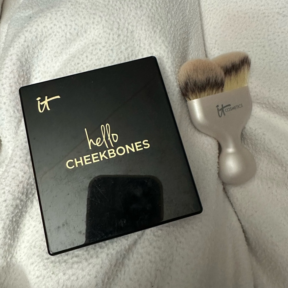 It cosmetics hello cheekbones